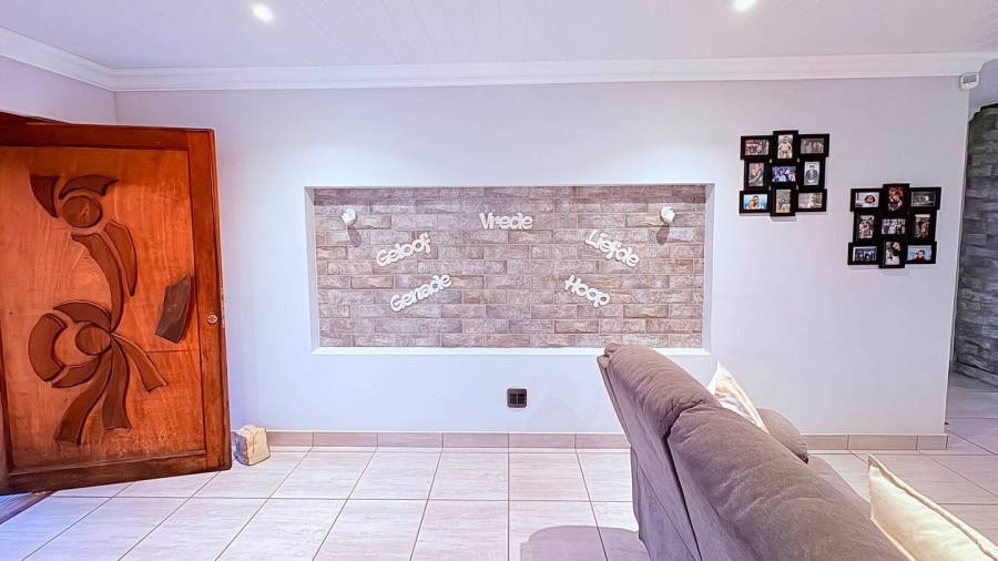 5 Bedroom Property for Sale in Reebok Western Cape